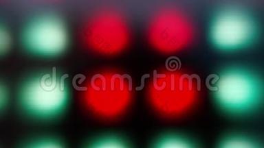 节日背景由<strong>闪烁</strong>的绿色和红色<strong>灯泡</strong>制成。